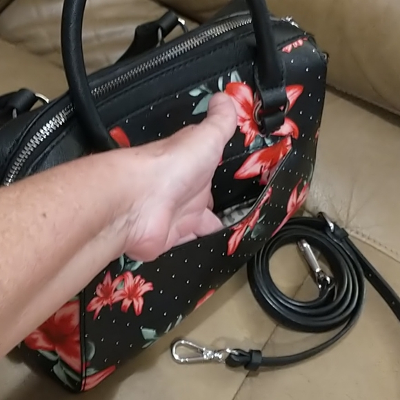 NWOT GUESS Gorgeous Floral Crossbody Bag - Picture 3 of 9
